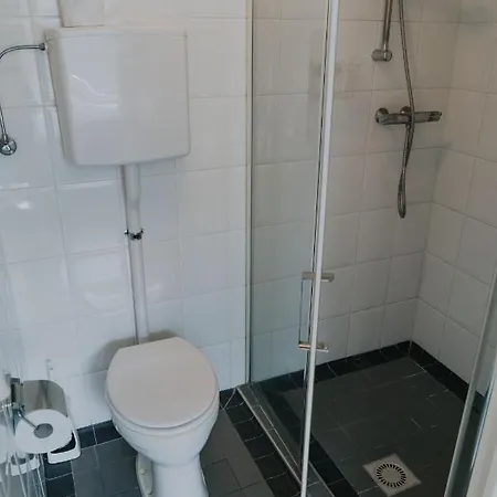 Room11 מלון 2*